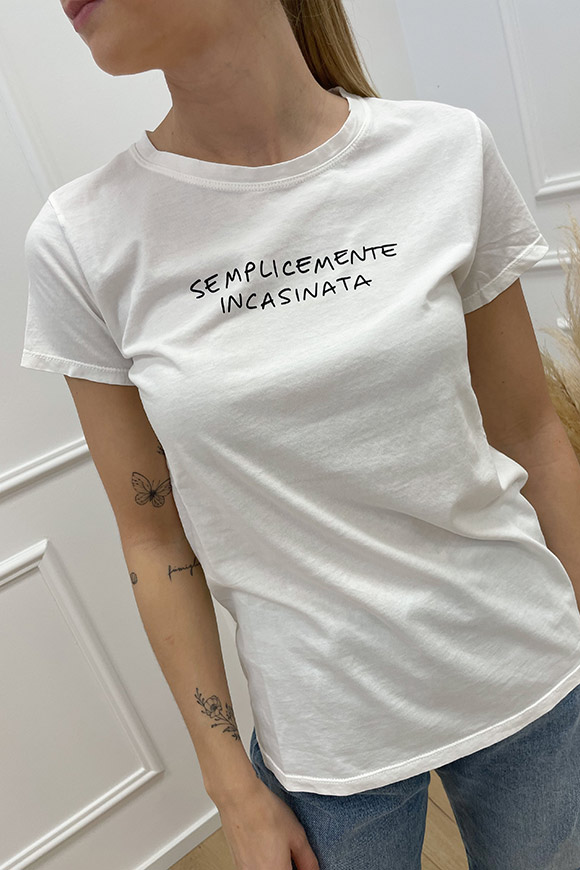 Vicolo - T shirt con scritta nera "Semplicemente incasinata"