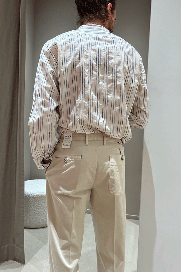 Berna - Pantalone chino beige con pinces e tasche diverse sul retro