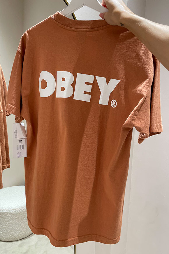 Obey - T-shirt color pesca con logo sul dietro