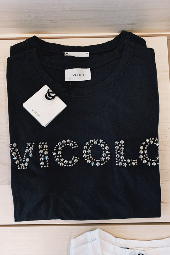 Vicolo - T shirt nera con scritta borchie