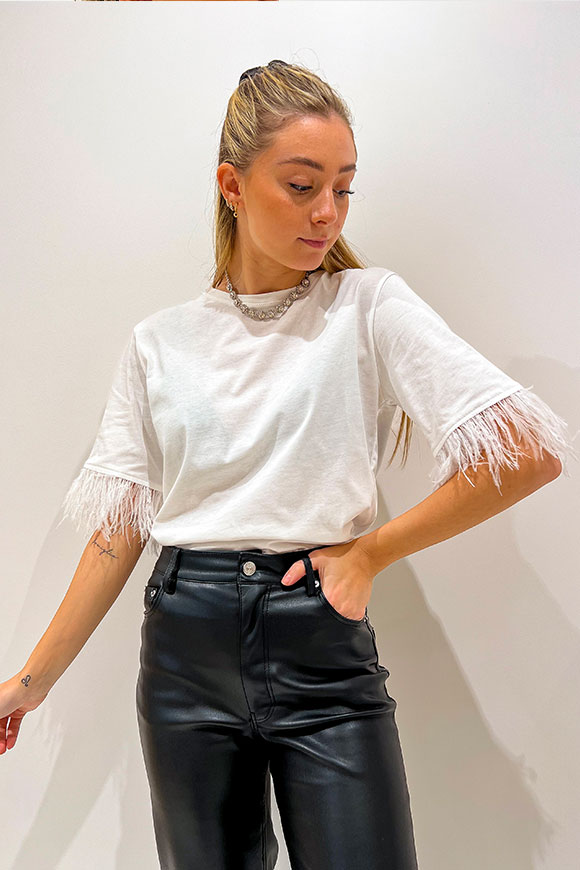 Kontatto - Basic white t-shirt with feathers on the sleev