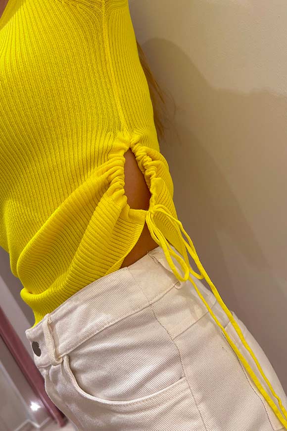 Vicolo - Yellow ribbed sweater with curled porthole on the side