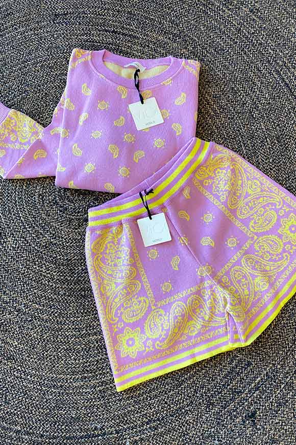 Vicolo - Knitted shorts in mauve and yellow bandana pattern