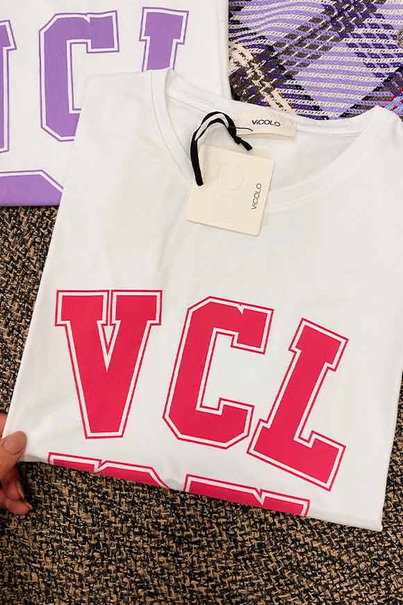 Vicolo - T shirt bianca “VCL 25” magenta
