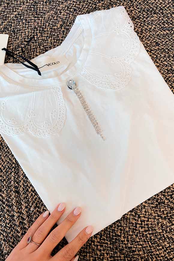 Vicolo - T shirt bianca con colletto in pizzo e strass