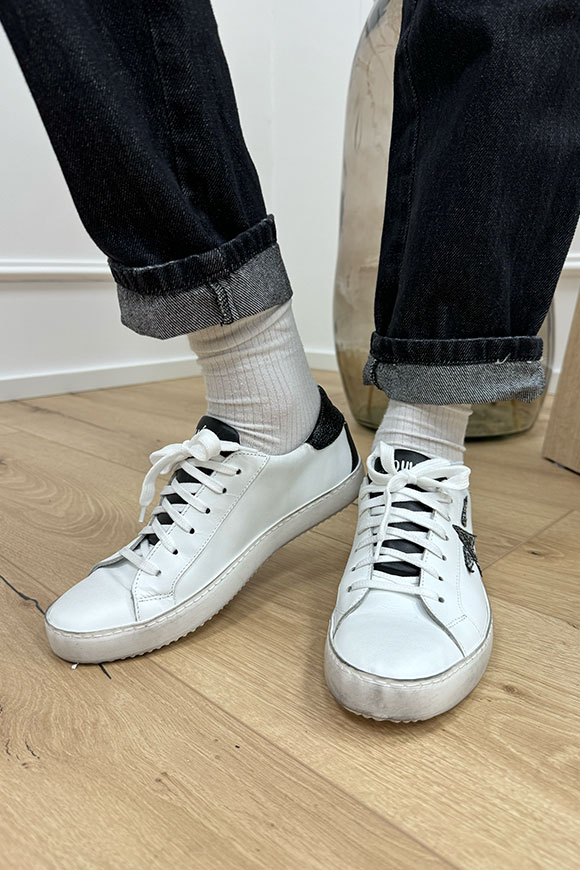 Ovyé - Sneakers bianca con dettagli neri e stella glitter