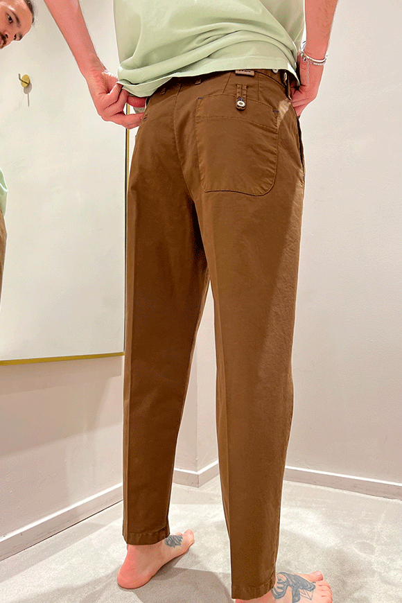 Berna - Pantalone chino tabacco con pinces e tasche diverse sul retro