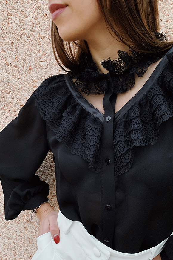 Vicolo - Black shirt with lace galettes