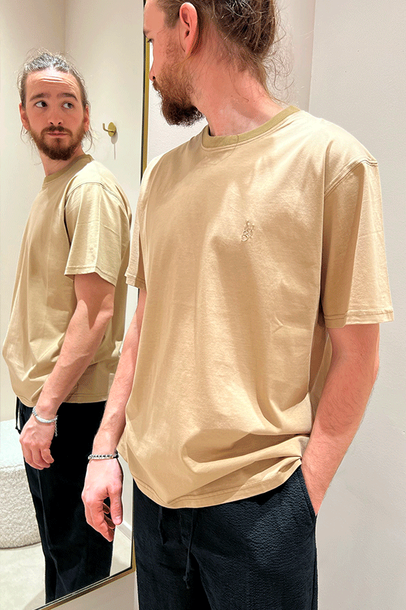 I'm Brian - T shirt beige basica con logo ricamato in tono