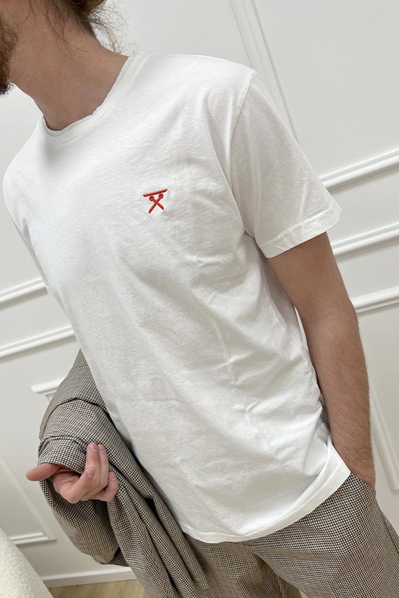 Berna - T shirt latte basica con logo rosso ricamato