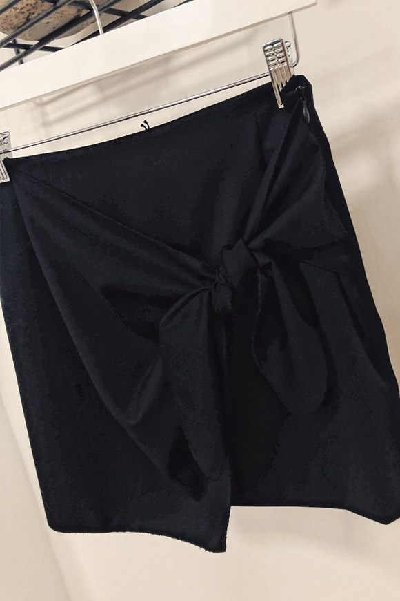 Vicolo - Black lane skirt with side bow
