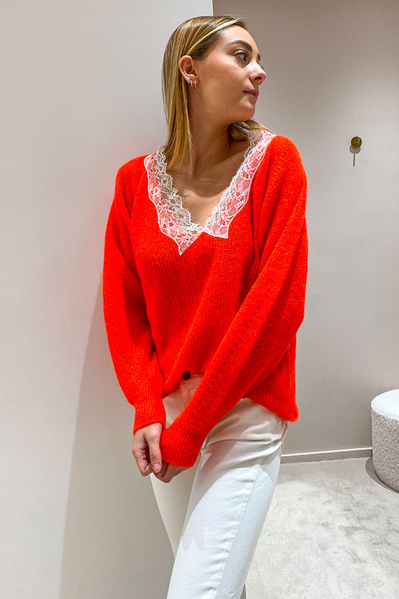 Vicolo - Neon orange sweater with white lace collar
