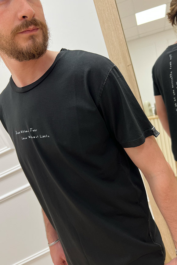 Berna - T shirt nera con scritte e cuciture bianche