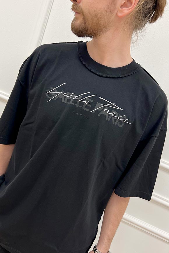 Gaelle - T shirt nera oversize con dettaglio a rovescio