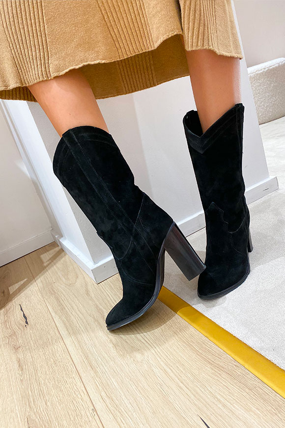 Ovyé - Black suede ankle boot worked with heel