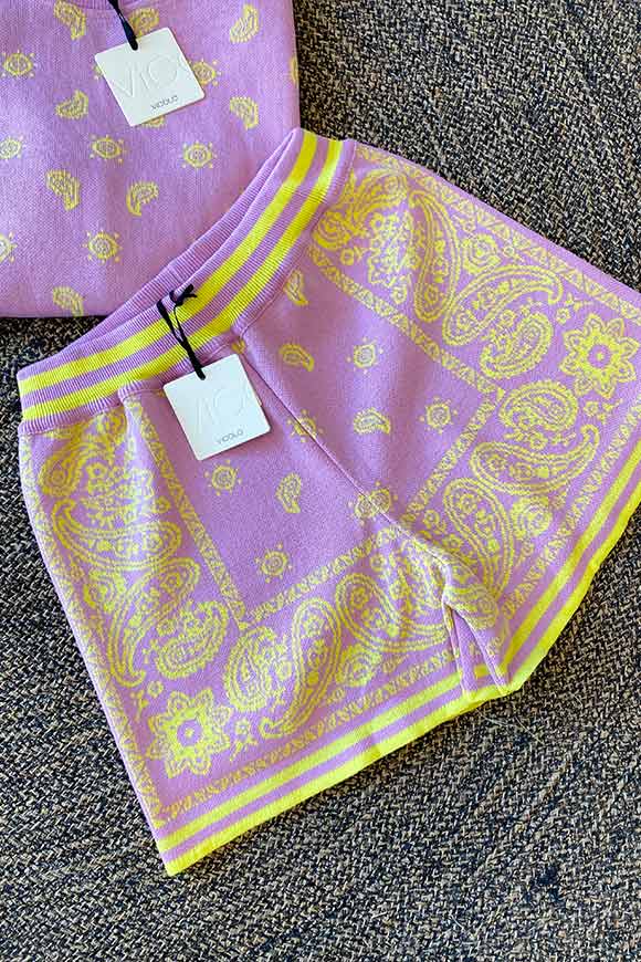 Vicolo - Pantaloncini in maglia fantasia bandana malva e giallo