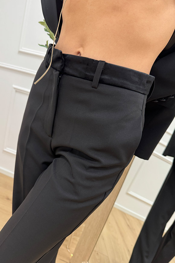 Vicolo - Pantaloni smoking neri con dettaglio in velluto