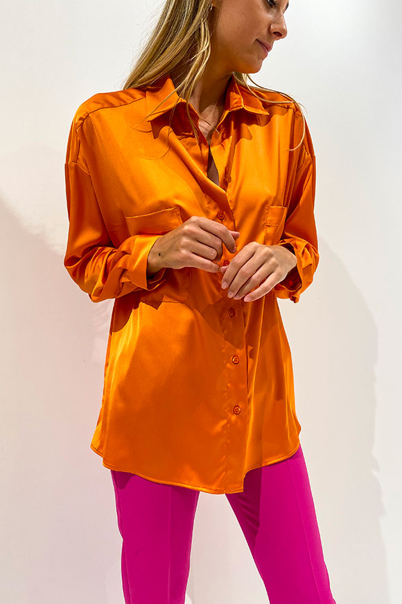 Vicolo - Oversized satin orange shirt with pockets